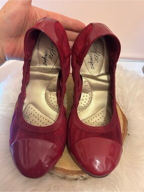 Dex flex Comfort Women’s Burgundy Suede & Patent Cap-Toe Flats